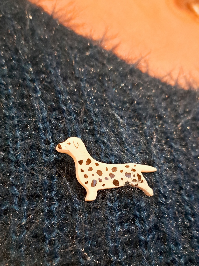 Broche teckel mignon